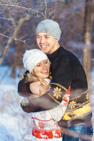 Uomo e donna che camminano nel parco — Foto Stock