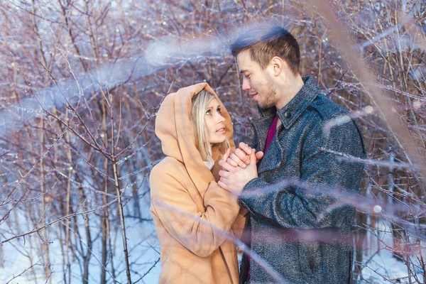 Uomo e donna che camminano nel parco — Foto Stock