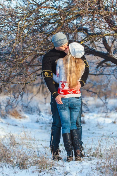 Homme et femme marchant dans le parc — Photo