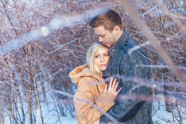 Uomo e donna che camminano nel parco — Foto Stock