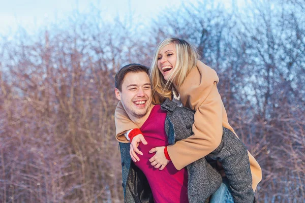 Homme et femme marchant dans le parc — Photo