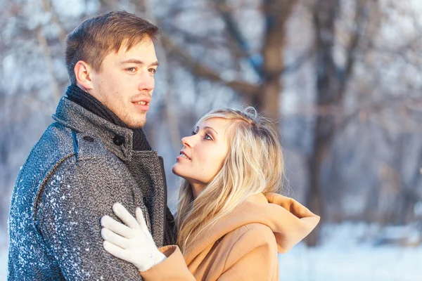 Man och kvinna går i parken — Stockfoto