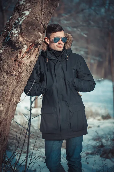 Ein hübscher junger Mann mit Brille im Park — Stockfoto