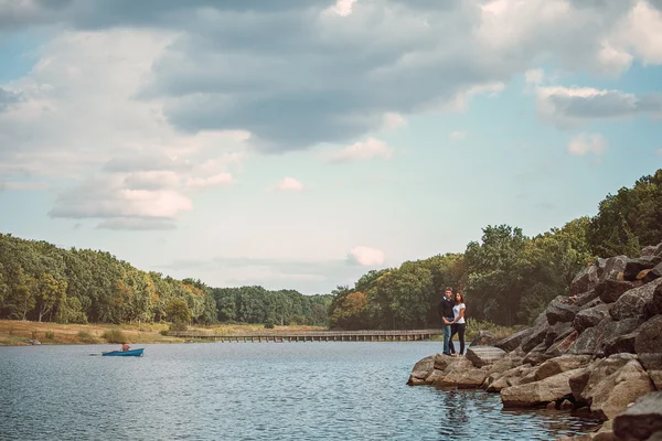 Joven pareja enamorada camina en la naturaleza — Foto de Stock