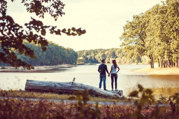 Young couple in love walks in nature — Stock Photo, Image