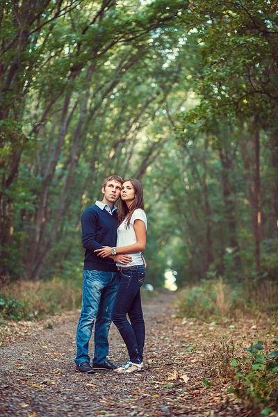 Jong paar in liefde wandelingen in de natuur — Stockfoto
