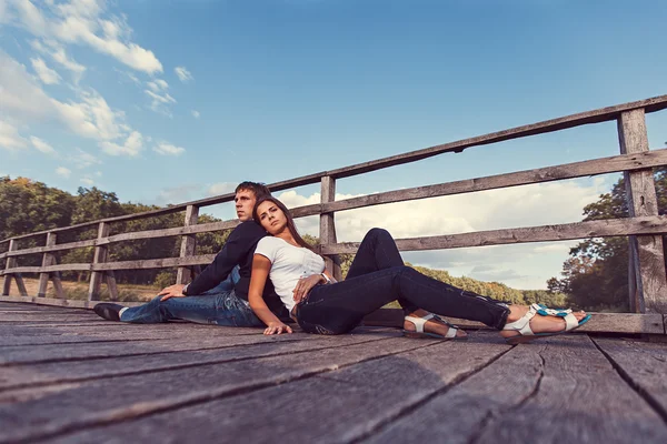 Ungt par i kärlek promenader i naturen — Stockfoto