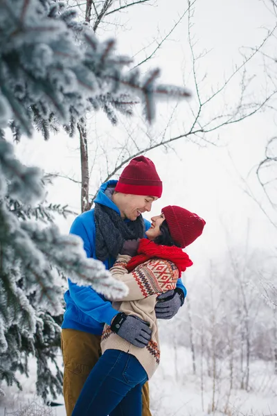 Guy y chica caminan y se divierten en el bosque — Foto de Stock