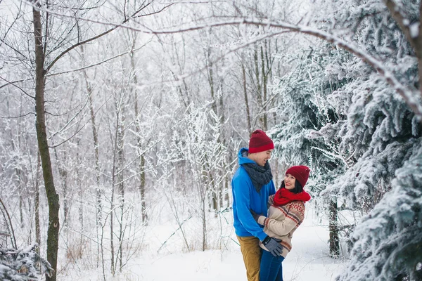 Guy y chica caminan y se divierten en el bosque — Foto de Stock