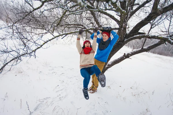 Mann und Mädchen spazieren und haben Spaß im Wald — Stockfoto