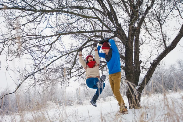 Guy y chica caminan y se divierten en el bosque —  Fotos de Stock