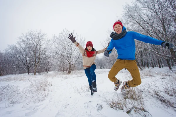 Guy e menina caminham e se divertem na floresta — Fotografia de Stock