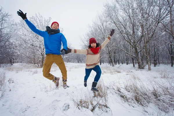 Ragazzo e ragazza a piedi e divertirsi nella foresta — Foto Stock