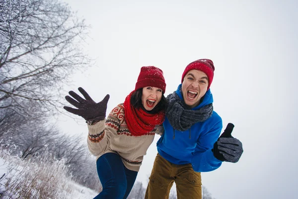 Guy e menina caminham e se divertem na floresta — Fotografia de Stock