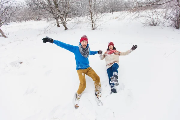 Guy e menina caminham e se divertem na floresta — Fotografia de Stock