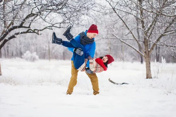 Guy e menina caminham e se divertem na floresta — Fotografia de Stock