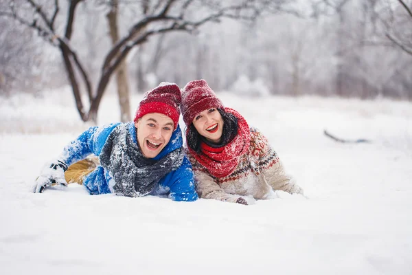 Guy y chica caminan y se divierten en el bosque — Foto de Stock