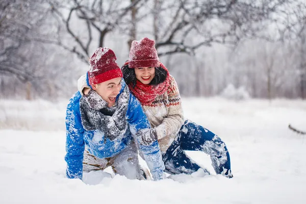 Mann und Mädchen spazieren und haben Spaß im Wald — Stockfoto