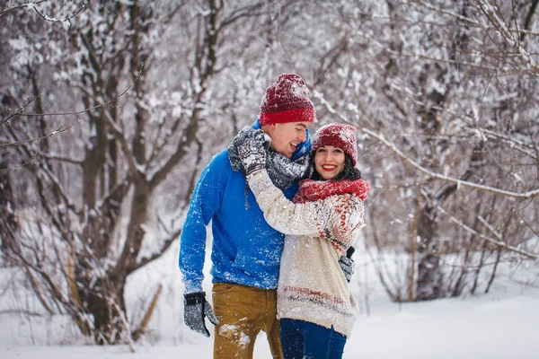 Kille och tjej gå och ha kul i skogen — Stockfoto