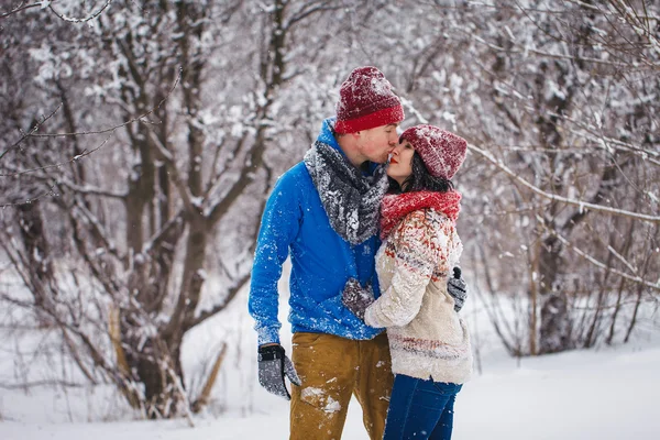 Guy y chica caminan y se divierten en el bosque —  Fotos de Stock