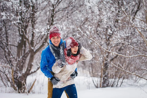 Guy y chica caminan y se divierten en el bosque — Foto de Stock