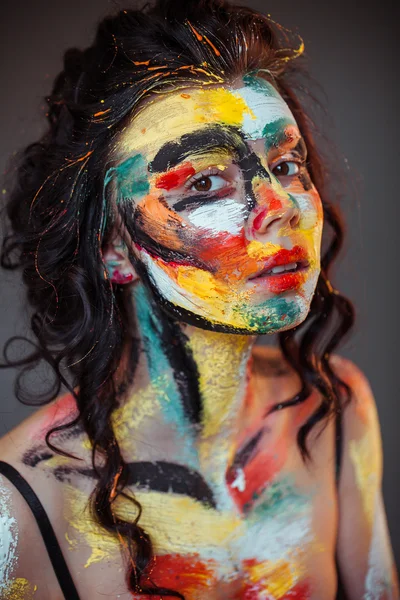 Farbe auf das Gesicht eines jungen Mädchens — Stockfoto