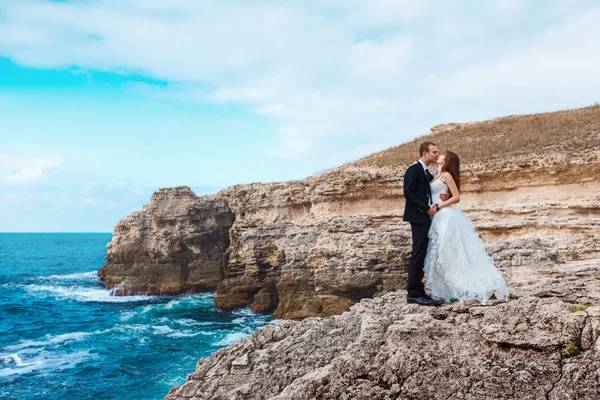 Bride and groom near the ocean — Stock Photo, Image