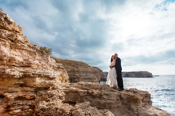 Bride and groom near the ocean — Stock Photo, Image