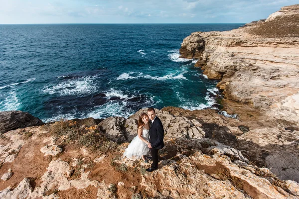 Novia y novio cerca del océano —  Fotos de Stock