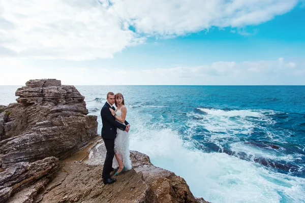 Bride and groom near the ocean — Stock Photo, Image