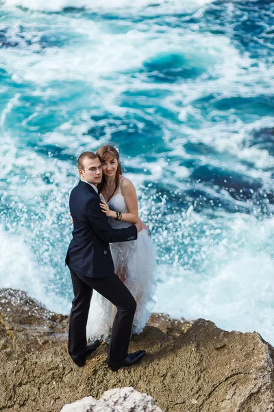 Bride and groom near the ocean — Stock Photo, Image