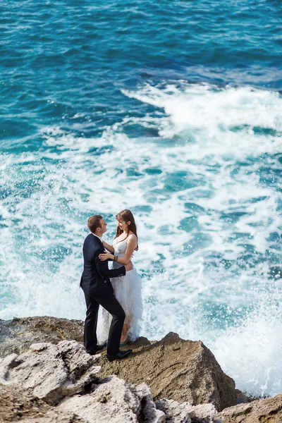 Bride and groom near the ocean — Stock Photo, Image