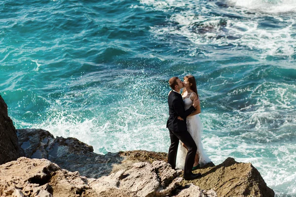 Νύφη και γαμπρός κοντά στον ωκεανό — Φωτογραφία Αρχείου