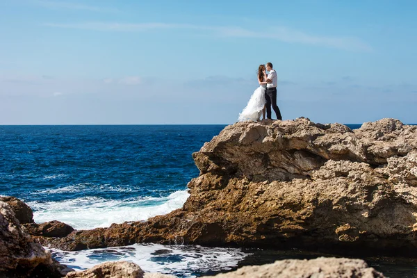 Bride and groom near the ocean — Stock Photo, Image