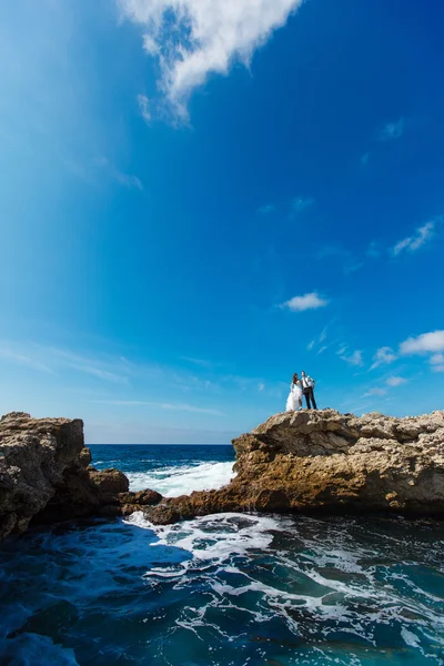 Sposa e sposo vicino all'oceano — Foto Stock