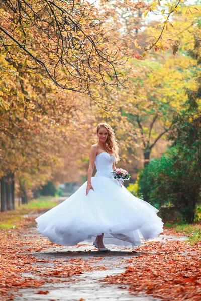 Mooie bruid buiten in een forest. — Stockfoto