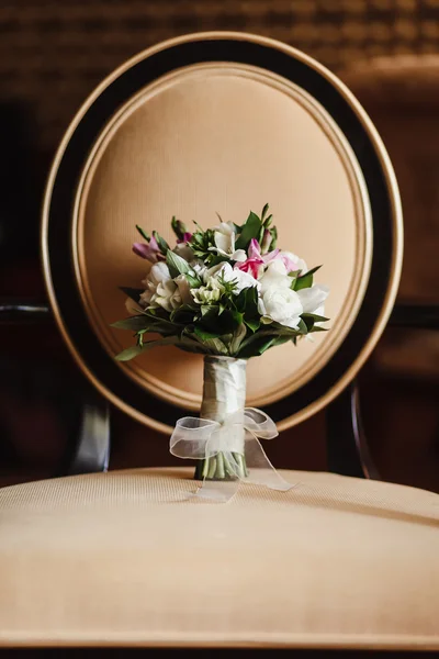 Svatební kytice na židli — Stock fotografie