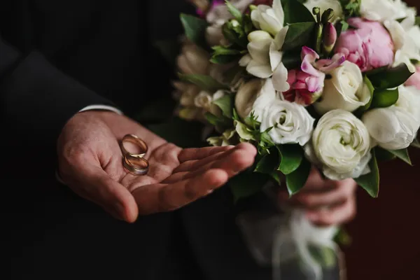 Trouwringen in de hand van de bruidegom — Stockfoto