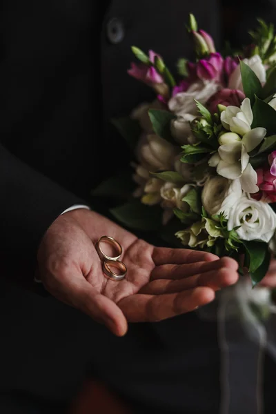 Trouwringen in de hand van de bruidegom — Stockfoto