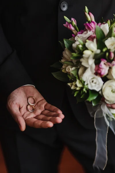 Trouwringen in de hand van de bruidegom — Stockfoto