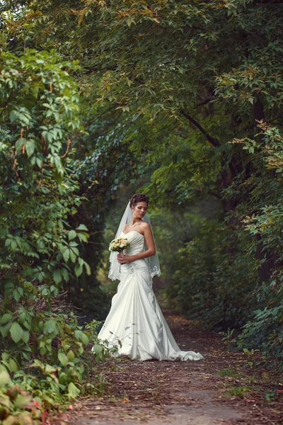 Mariée avec un bouquet à la main — Photo