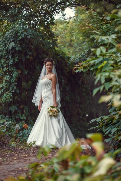 Mariée avec un bouquet à la main — Photo