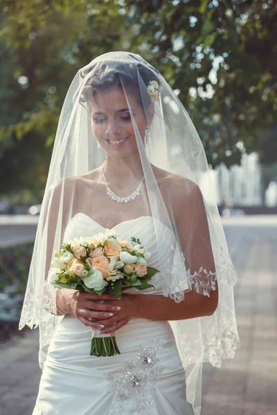 Bruid met een boeket in de hand — Stockfoto