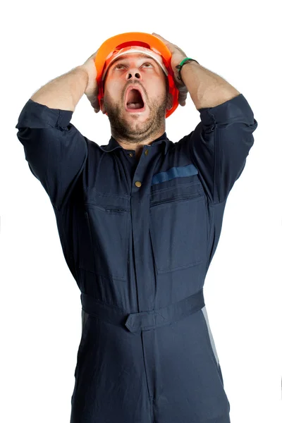 Смешной работник в шлеме с эмоциями на лице — стоковое фото