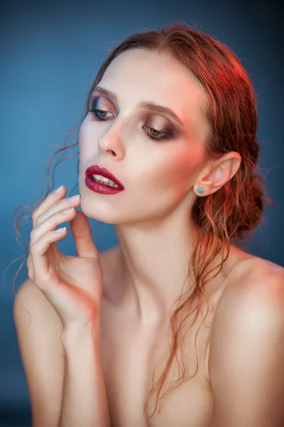 Schoonheid portret van jonge vrouw mooie dag make-up — Stockfoto