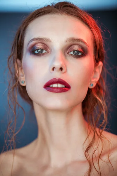 Retrato de beleza de jovem maquiagem dia agradável — Fotografia de Stock