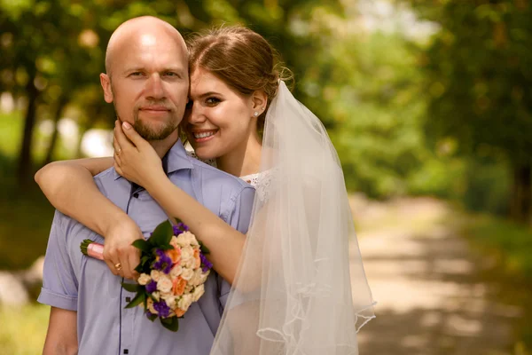 Nevěsta a ženich v přírodě — Stock fotografie