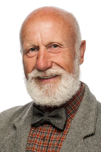 Yaşlı adam büyük bir sakal ve bir gülümseme ile — Stok fotoğraf
