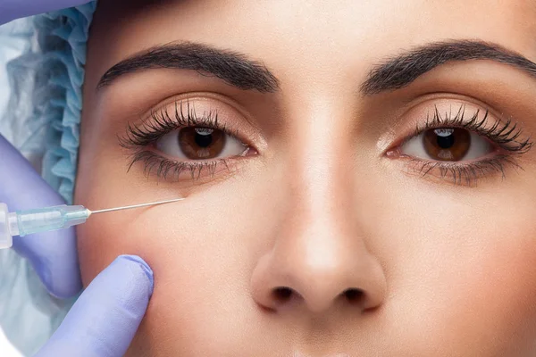 Inyección cosmética de botox en la cara bonita de la mujer — Foto de Stock