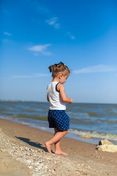 Ragazza sulla spiaggia in riva al mare — Foto Stock